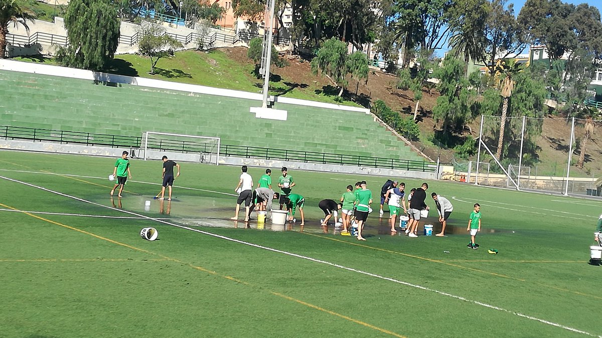 CDMarpe's tweet photo. 👏👏👏👏BRAVO por los muchachos del cadete del UD San Lázaro!!! y del técnico del campo (Antonio) por su labor.

Donde no llegan los medios, llega la voluntad y las ganas💪💪 para quitarse el sombrero https://t.co/nzV8x6rybd