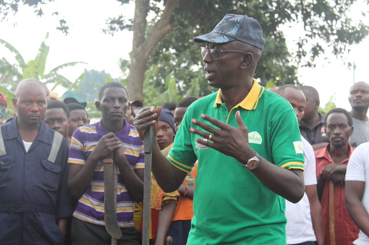 ''Twiteguye kubaha  serivisi z'ibimenyetso bishingiye ku buhanga byifashishwa mu butabera kuko nicyo tubereyeho ngo tubafashe .''ACP Dr. Sinayobye Francois Umuyobozi wa <a href="/RwandaForensic/">Rwanda Forensic Laboratory</a>  nyuma yo gusobanurira abaturage serivisi za <a href="/RwandaForensic/">Rwanda Forensic Laboratory</a> 
<a href="/BusingyeJohns/">Busingye Johnston</a> <a href="/Rwandapolice/">Rwanda National Police</a>