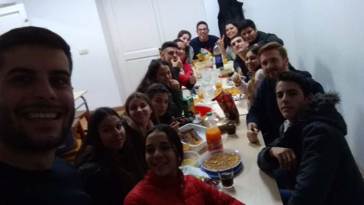 JvtudSoberano's tweet photo. Así empiezan nuestros jóvenes este fin de semana de retiro en Casa de Nazaret. #Retiro2018 #YoSoySoberano #ViveTuHermandad https://t.co/lnu5eTzCI4