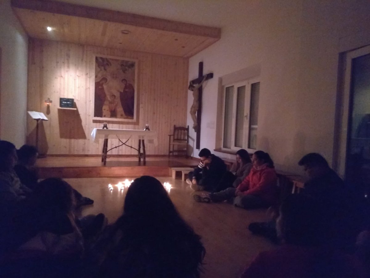 JvtudSoberano's tweet photo. Así empiezan nuestros jóvenes este fin de semana de retiro en Casa de Nazaret. #Retiro2018 #YoSoySoberano #ViveTuHermandad https://t.co/lnu5eTzCI4