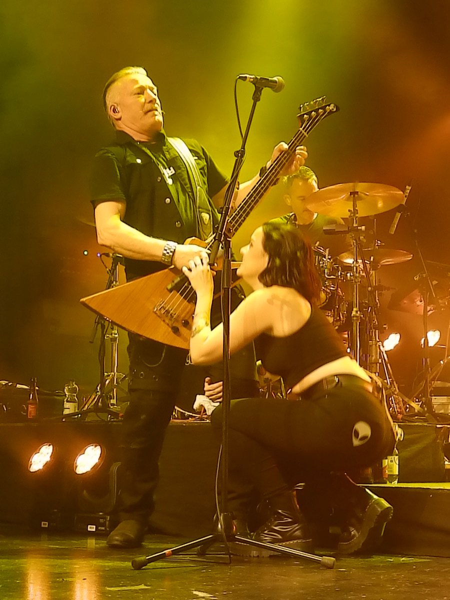Cathrin73's tweet photo. #KimWilde live in Dordrecht 23.11.28 #herecomethealienstour
Some more pictures of the fun on stage..๐คโฅ๏ธ๐ฝโฅ๏ธ๐ค https://t.co/zF4s7YLAVd