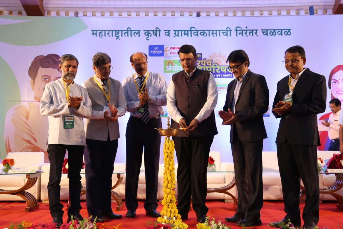आळंदी, जि. पुणे : ‘सकाळ अॅग्रोवन’च्या आठव्या सरपंच महापरिषदेचे मुख्यमंत्री देवेंद्र फडणवीस यांच्या हस्ते उद्घाटन. श्री. फडणवीस यांच्या मार्गदर्शनाविषयी सरपंचांमध्ये उत्सुकता.
#SMP2018 #SMP2018_AG1 #अॅग्रोवन #AGROWON #अॅग्रोवन_सरपंच_महापरिषद