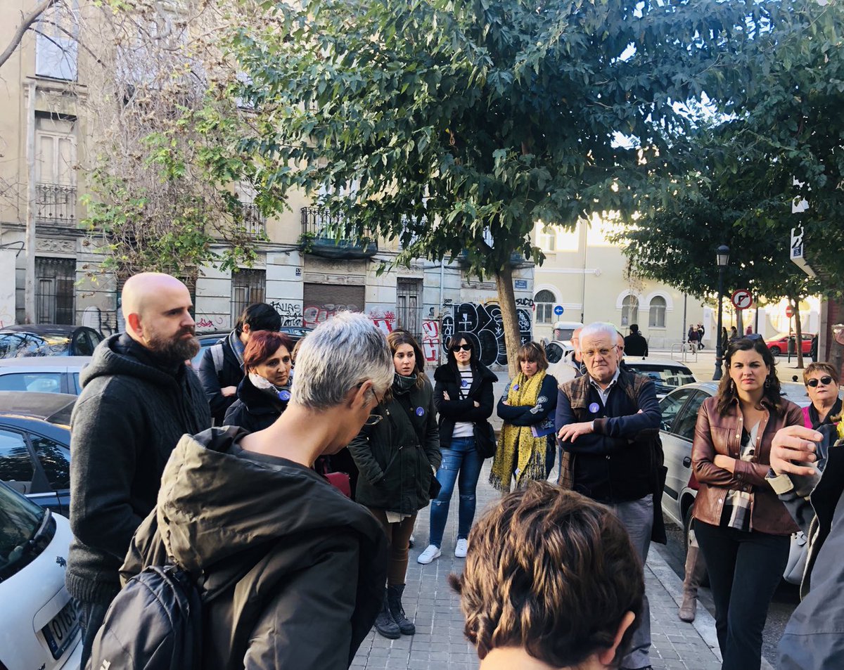 SanGomezLopez's tweet photo. 💜 Gracias a Eva y Carlos, profesores de la @UPV y especialistas en urbanismo y género, por ofrecernos una perspectiva imprescindible a la hora de entender mejor nuestros barrios y reconstruir y rediseñar la ciudad: la visión de las vecinas y los vecinos. #JWRussafa https://t.co/3zXwIzc2Xc