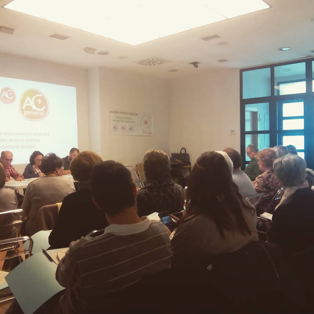 virbaral's tweet photo. En la #AsambleaDiocesana de @ACGevangelizar #Burgos. Nos acoge la parroquia #RealYAntigua de #Gamonal @archiburgos #Programacion2018-19 #AniversarioACG #GruposDeVida #ExposicionCaminoDeSantiago #PresenciaPublica https://t.co/5XsEdlgAb2
