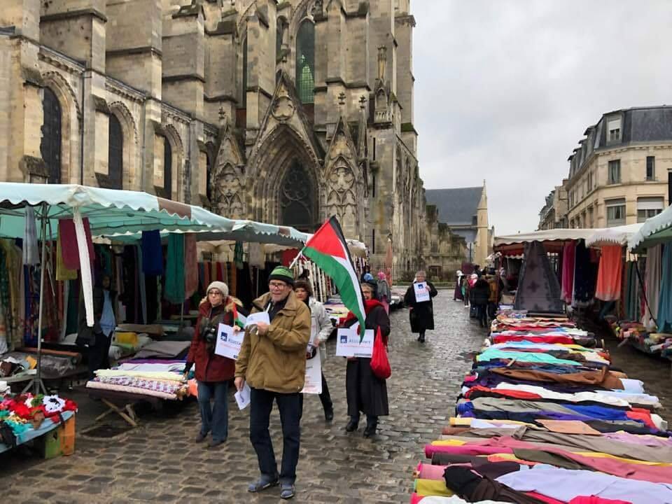 Campagnebds's tweet image. Le Comité BDS de l&apos;Aisne a mené, ce matin à Soissons, sa première action ciblant 3 agences @AXA, entreprise complice de l&apos;apartheid israélien.
#AXAcomplicity #EmbargoContreIsraël
