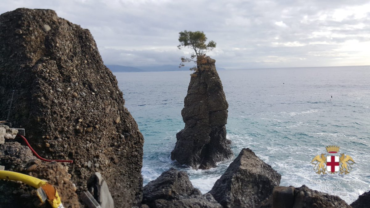 GenovaMetropoli's tweet photo. #SP227 di #Portofino: sopralluogo del Governatore della #Liguria @GiovanniToti accompagnato dal Sindaco Metropolitano @buccipergenova e dal consigliere @fsenarega per valutare l'ottimo avanzamento dei lavori di ricostruzione nel rispetto dei tempi stabiliti https://t.co/H5Shbcvvhh