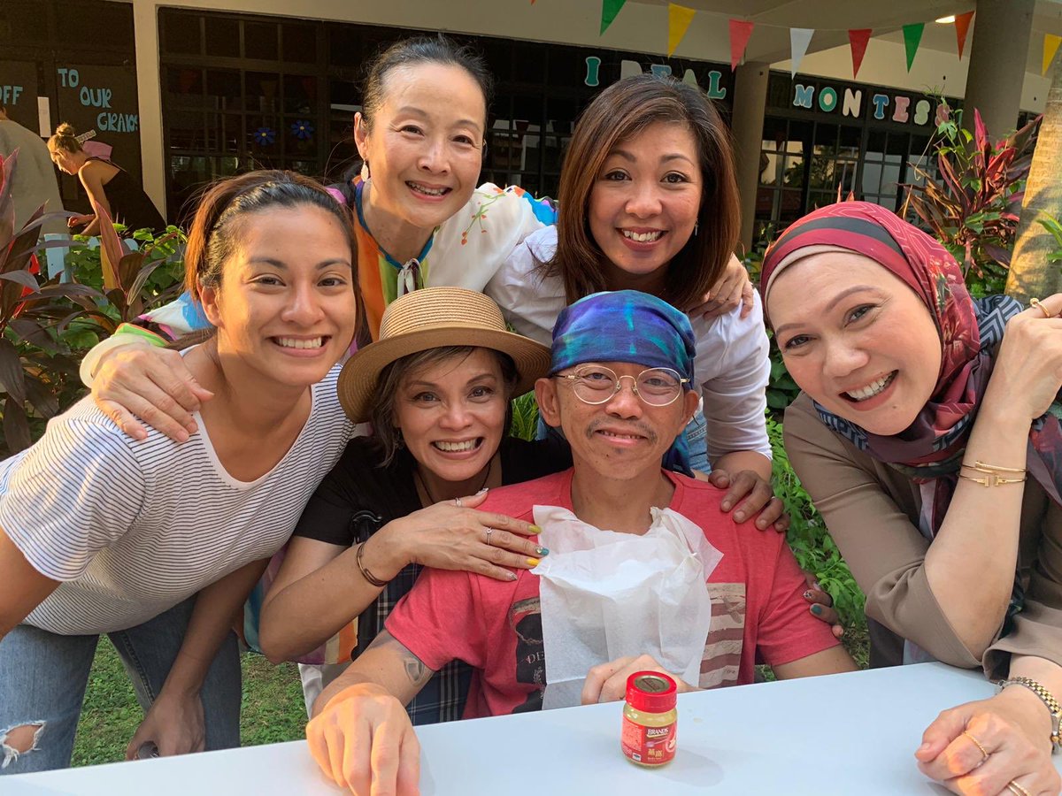 bree_tlf's tweet photo. One of our champion cameraguys of #KinCh5 #TanglinCh5 with some of the gals of Tanglin #Tanya #TanglinMrsP #LiYan #MdmAtiqah #Salmah #preciousmoments 241118 https://t.co/A9VTHrwSWh