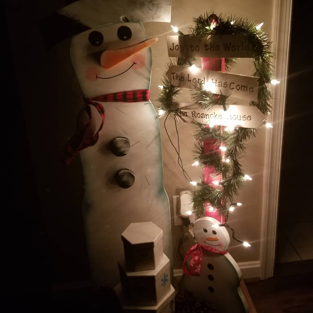 JoyceFullerton's tweet photo. ☃️🎄🎍Getting Ready at The Roanoke House🎍🎄☃️ https://t.co/PH88Jz71W4