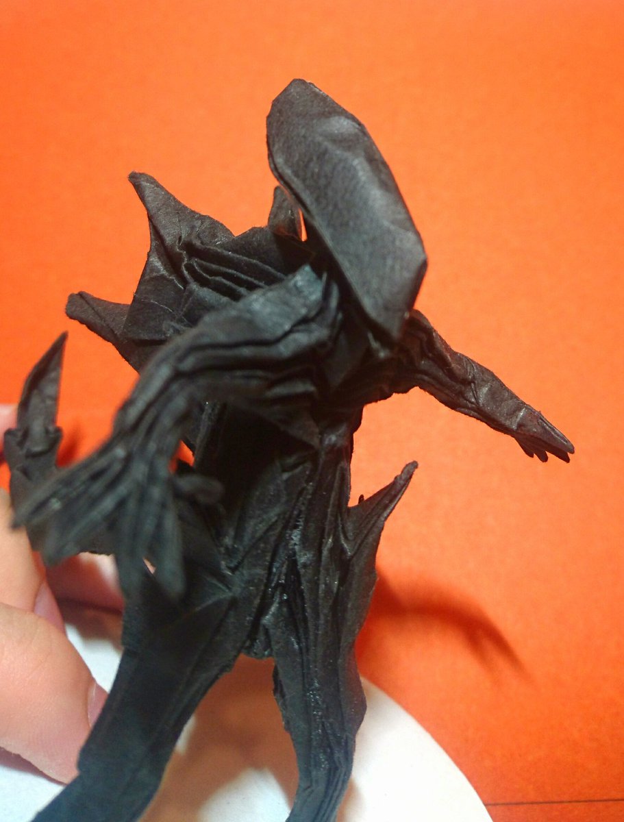 Fluoro_Origami's tweet photo. 「プロトモーフ(エイリアン)」
折った人 私
使った紙 タント紙(不切正方形一枚)
もともとあった展開図をちょっと改良して、足を長くしました。
#折り紙作品 #エイリアン #origami #alien #protomorph https://t.co/qkAS9VTOVa