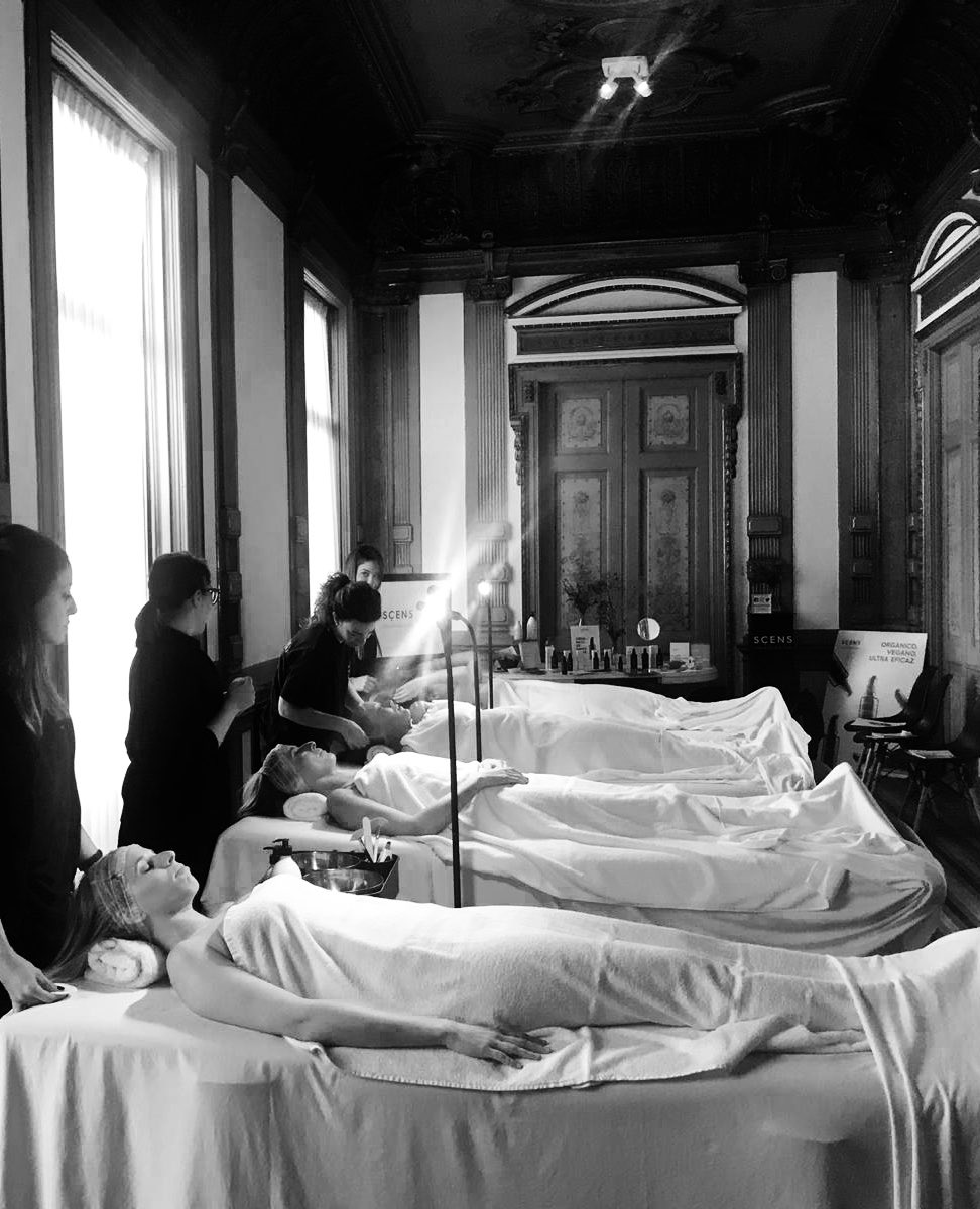 En #SCENS creemos que la formación es la base de un negocio con éxito. Hoy tenemos el placer de recibir en nuestras instalaciones al gran equipo de #perfumesandco de #girona.