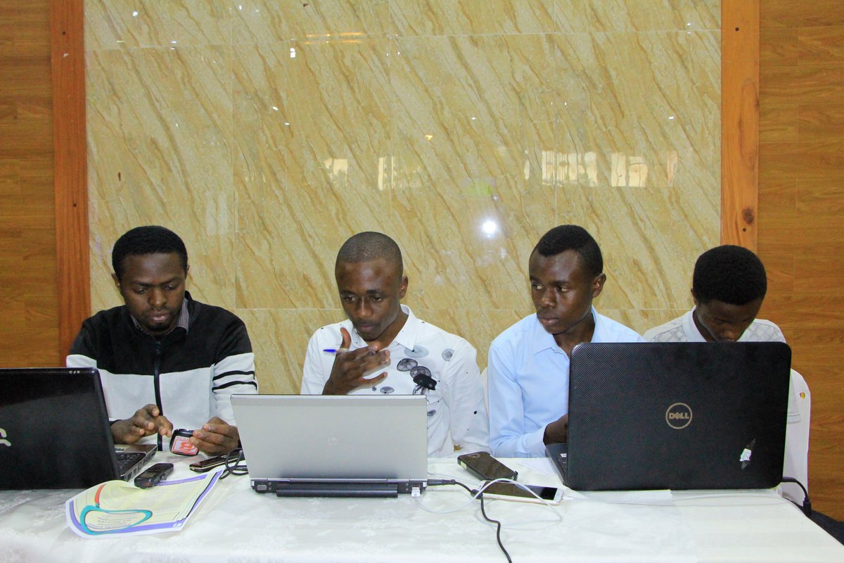 DanielMuderwa's tweet photo. la blogoma assure son travail comme il faut pour cette séance avec l'ambassadrise de facebook a goma @RudiIntl @arsenebaguma @BlaiseNdola @SmartSARL @arsenebaguma @LebonAkilimali @innobuchu @akilimalisaleh @ProvidenceBara3 #hakiconf2018 https://t.co/97aspNCnZz