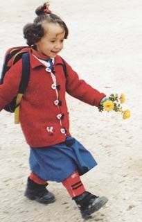 Böyle bir yürüyüş yok. Sadece bir çocuk öğretmenine doğru böyle yürür. Öğretmenler gününüz kutlu olsun.