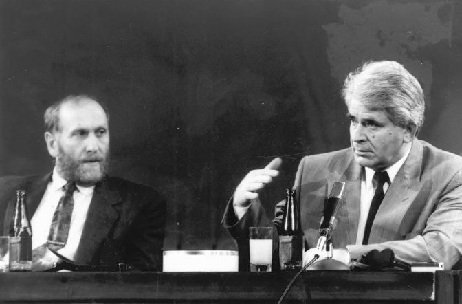 Douglas Griffin on X: Bobby Fischer and Boris Spassky, pictured in  Belgrade, 1992. (Photo credit: A. Vasiljević, via   #chess  / X