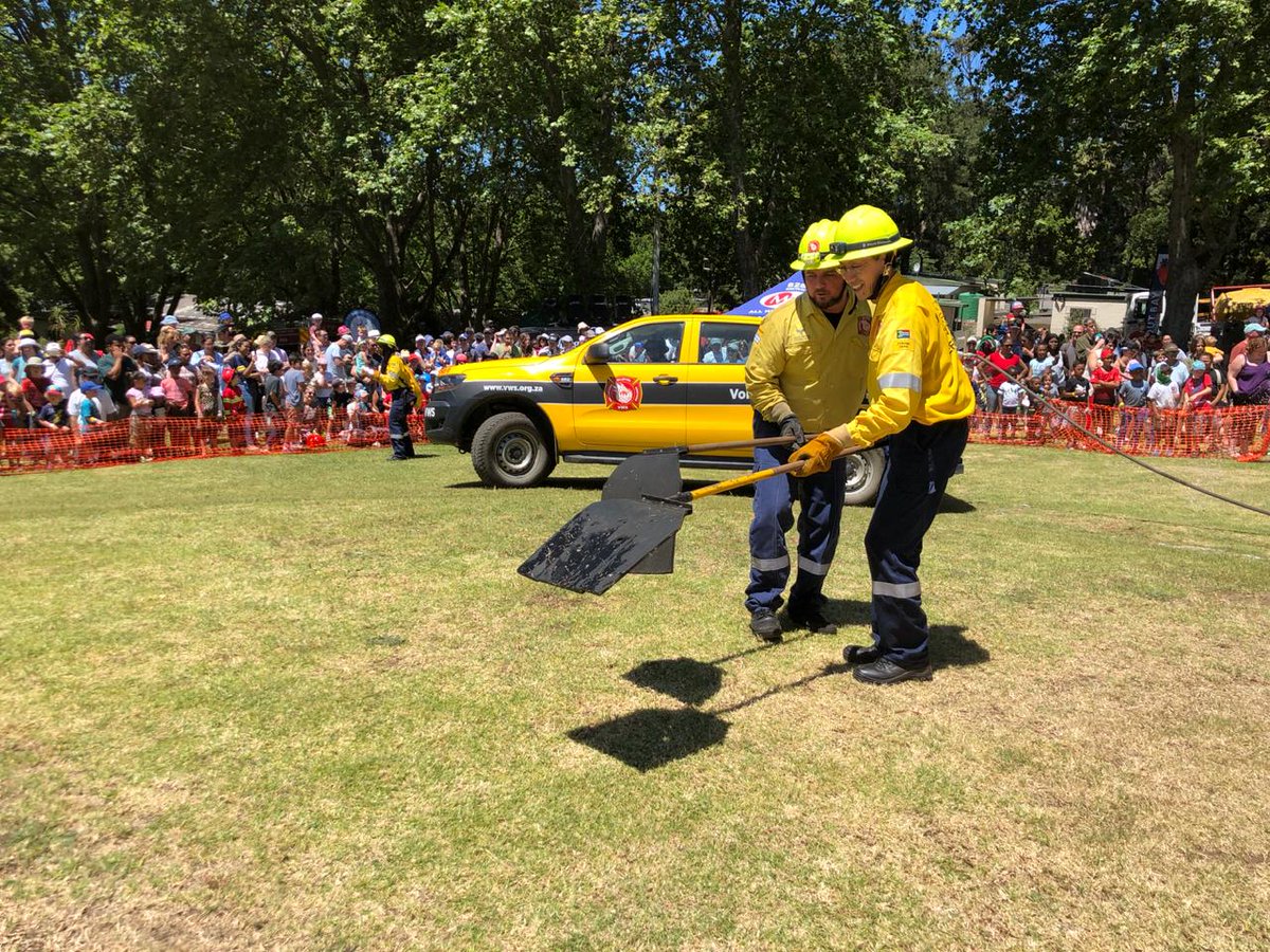 GuyMcDonald's tweet image. What a morning!! Thank you to @vwsfires for giving me a hands on experience of being in service at the #VWSOpenDay Its awesome, thrilling, hard work &amp;amp; I thank my team leader Matt, front line partner Sebastian &amp;amp; kit sponsor @ishotimagesza for taking care of me!!
📸 @ishotimagesza