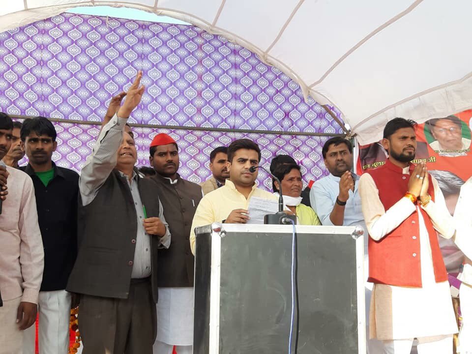 Samajwadi_mpi's tweet photo. आज मध्यप्रदेश में विधानसभा दिमनी में समाजवादी पार्टी प्रत्याशी के समर्थन में वोट की अपील करते मैनपुरी सांसद मा० श्री तेज़ प्रताप सिंह यादव जी । 
@yadavteju https://t.co/Oq24nsY01m