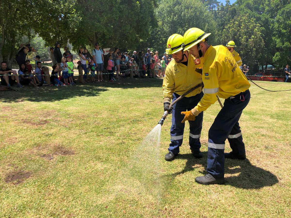 GuyMcDonald's tweet image. What a morning!! Thank you to @vwsfires for giving me a hands on experience of being in service at the #VWSOpenDay Its awesome, thrilling, hard work &amp;amp; I thank my team leader Matt, front line partner Sebastian &amp;amp; kit sponsor @ishotimagesza for taking care of me!!
📸 @ishotimagesza