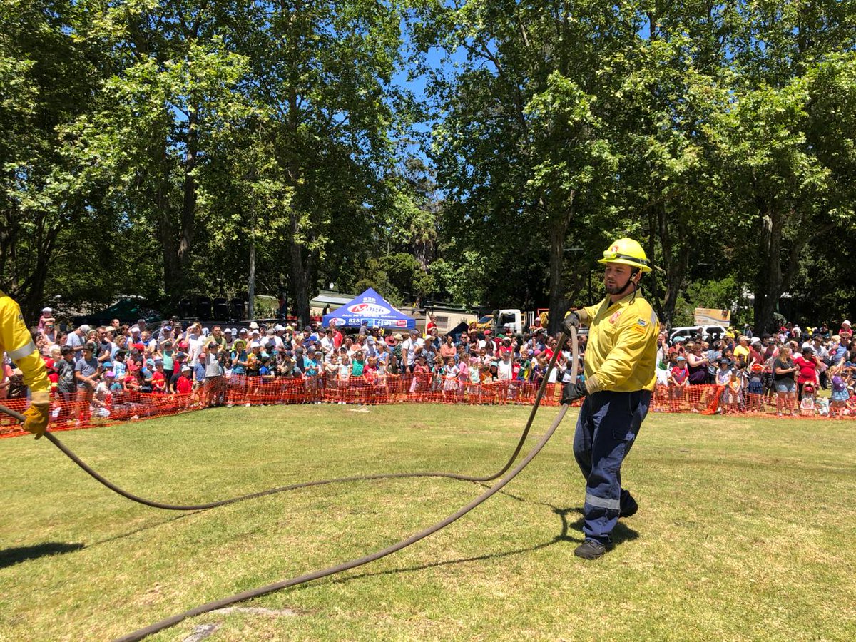 GuyMcDonald's tweet image. What a morning!! Thank you to @vwsfires for giving me a hands on experience of being in service at the #VWSOpenDay Its awesome, thrilling, hard work &amp;amp; I thank my team leader Matt, front line partner Sebastian &amp;amp; kit sponsor @ishotimagesza for taking care of me!!
📸 @ishotimagesza