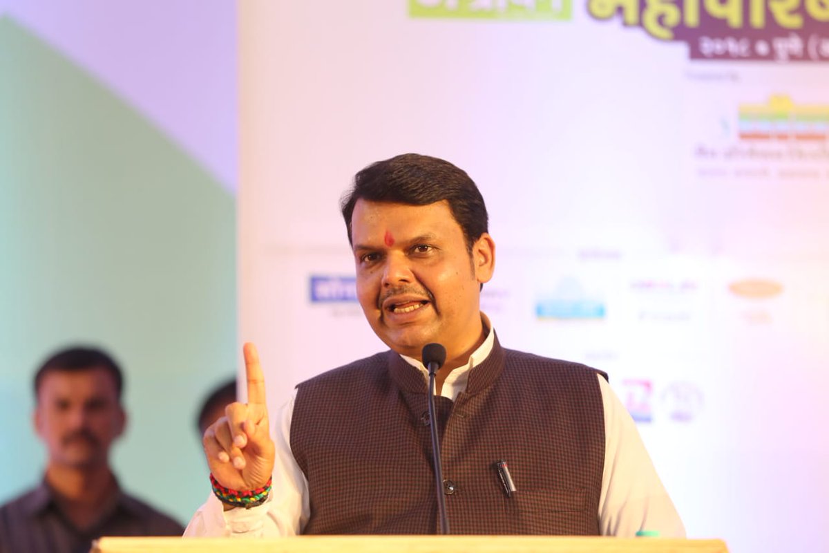 AGROWON's tweet photo. आळंदी, जि. पुणे : २६ जानेवारीपर्यंत १० हजार गावांमध्ये डिजिटल कनेक्टीव्हिटी देणार. गाव डिजिटल झाल्यास सरकारी योजनांचा लाभ शेवटच्या घटकांपर्यंत पोचणे शक्य : मुख्यमंत्री देवेंद्र फडणवीस #SMP2018 #अॅग्रोवन #AGROWON #अॅग्रोवन_सरपंच_महापरिषद @Dev_Fadnavis @CMOMaharashtra https://t.co/9S9f8bIjLb
