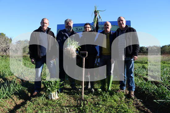 ACNcampTGN's tweet image. #CarmeRuscalleda arrenca el primer #calçot de la temporada a la 5a Jornada Gastronòmica de #Valls ht.ly/UblG30mJB3p Xefs amb estrelles Michelin protagonitzen un showcooking calçotaire davant les desenes de persones