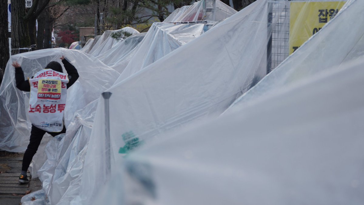 multiact's tweet image. 비정규직에서 비정규직으로의 전환. 청와대 앞. 잡월드 노동자들의 집단단식이 4일째를 넘어가고 있습니다. 그동안 7분이 병원에 실려갔고 폭설과 추위가 이들을 둘러싸고 있습니다. 더 나은 세상에 대한 기대가 절망으로 돌아선 이들에게 연대해 주세요. 잡월드에 항의해 주세요. @koreajobworld