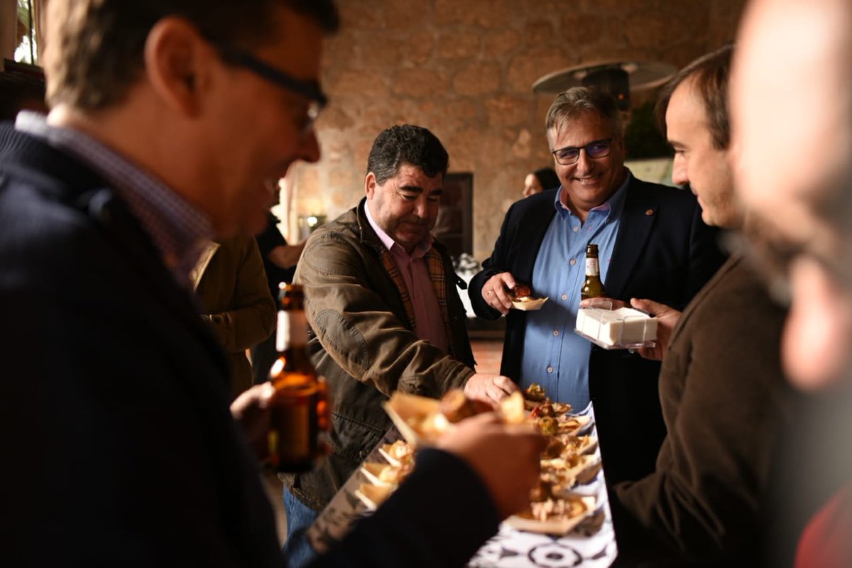 IKitchenSpain's tweet photo. La esencia de #ImperialKitchenSpain recogida en una foto. Vicepresidente y gerente de @CAROLUSVEMPEROR disfrutando de una de las degustaciones del evento. Tradición, vanguardia y conversaciones de futuro sobre los retos de la gastronomía. https://t.co/zfamFjk5ja
