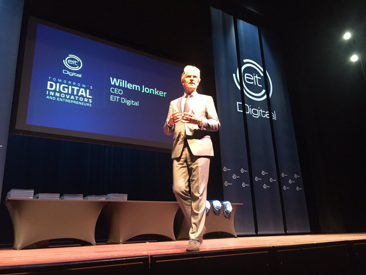 IstenesZ's tweet photo. “Technology co-shapes the future...” and/but “Human values should embed in technology...” @EIT_Digital @EITDigitalAcad #GraduationDay18 #Eindhoven https://t.co/6tkcE4gCXr