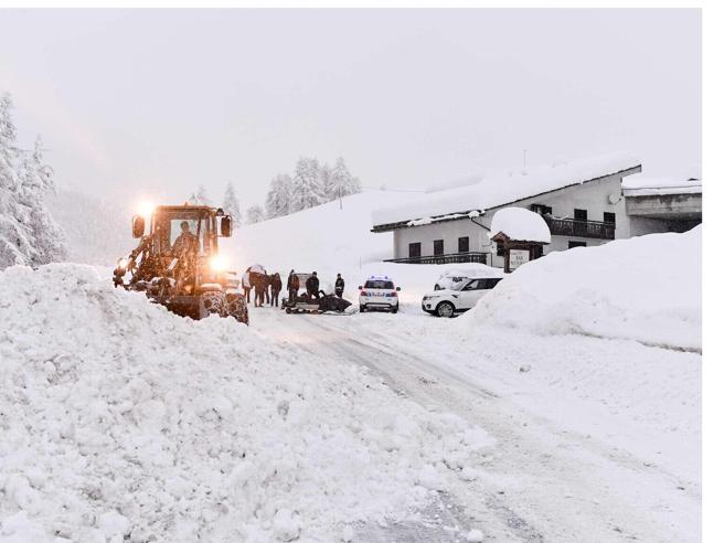 Corriere's tweet photo. Valanga a Sestriere. «Ci sono dieci persone travolte» https://t.co/DURpUebaBg https://t.co/XutnowzP5l