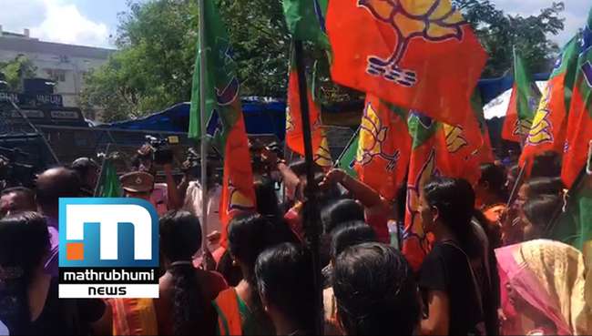 mathrubhuminews's tweet photo. Mothers Take Out Protest March To Yathish Chandra's Office https://t.co/trV9bhFKFi #Yathish_Chandra #Protest_March https://t.co/4xIw5Eqyhr