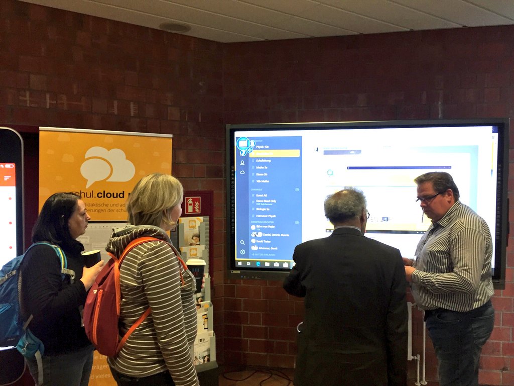 hkm_education's tweet photo. Unterricht steht heute vor vielen medialen Herausforderungen! #DED18 Die Ausstattung mit der passenden Hard- und Software finden Sie z.B mit unserer Digitalen Tafel, die Sie heute live bei uns ausprobieren können: https://t.co/x24VLaDj8H https://t.co/8JUxtdxr9r