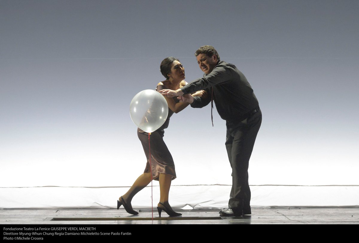 OperaClick's tweet photo. Damiano Michieletto trasforma Macbeth in un dramma di coppia. L’inaugurazione della stagione del @teatrolafenice convince tutti sotto il profilo musicale, mentre l’allestimento del regista veneziano divide il pubblico.

di @PaoloLocatelli https://t.co/tgUxNNFApi https://t.co/QcrAqF6J4w