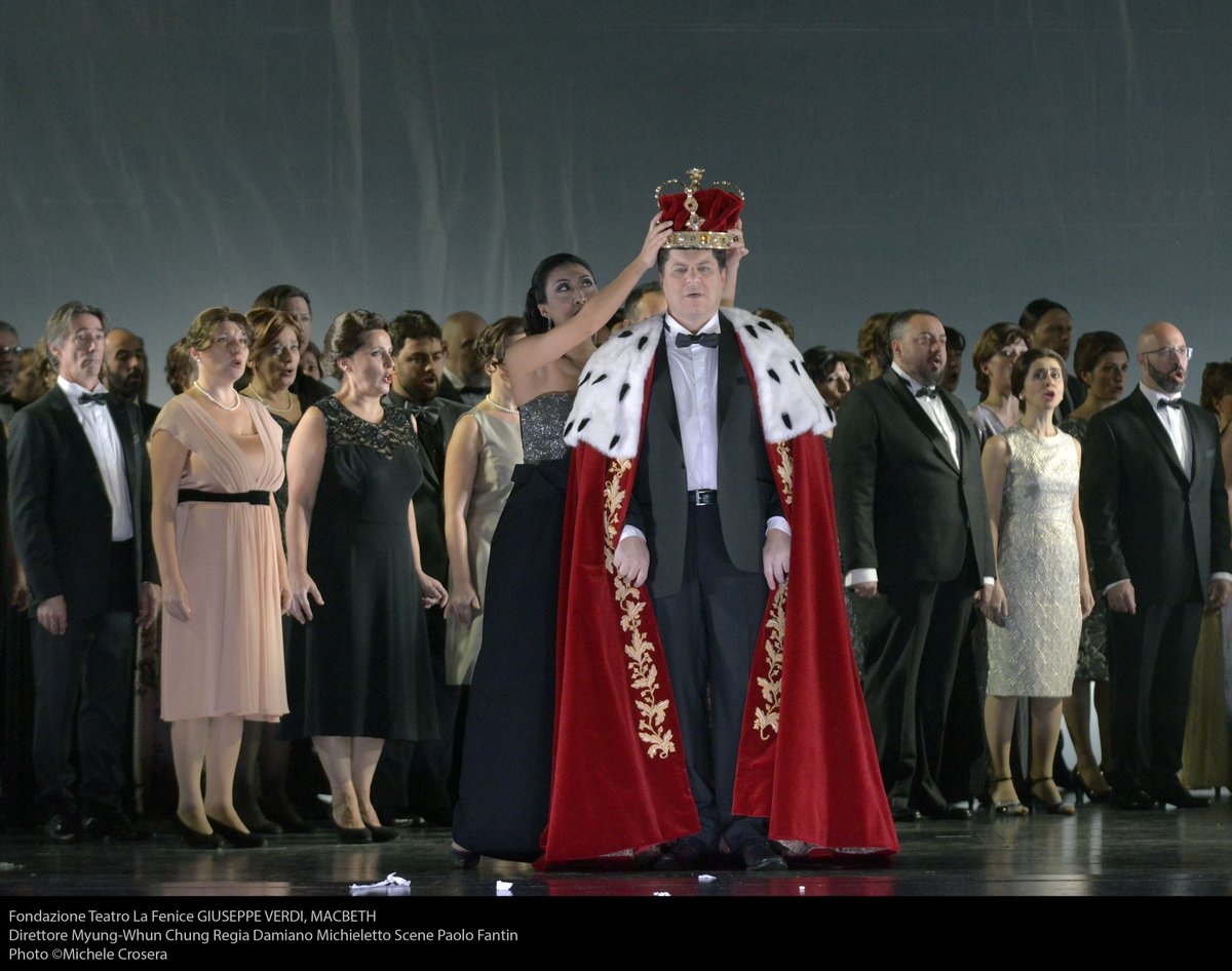 OperaClick's tweet photo. Damiano Michieletto trasforma Macbeth in un dramma di coppia. L’inaugurazione della stagione del @teatrolafenice convince tutti sotto il profilo musicale, mentre l’allestimento del regista veneziano divide il pubblico.

di @PaoloLocatelli https://t.co/tgUxNNFApi https://t.co/QcrAqF6J4w