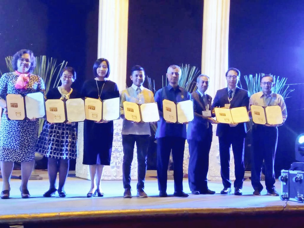fisio_1968's tweet photo. And finally, The Letter of Agreement had signed in The Asian Confederation for Physical Therapy (ACPT) CONGRESS 2018 at Waterfront Hotel, Lahug, Cebu City-Phillipines. @Parmonodwi @mikeptrp @Moh_Aliimron
#ACPT #Congress2018 https://t.co/UuyZKa601d