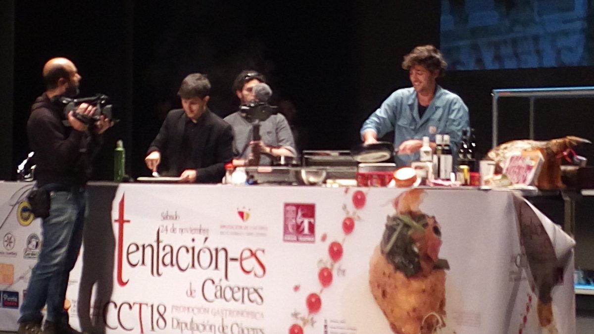 cocina_es's tweet photo. @JorgeMChef5 nos presenta un plato con morcillo de @TerneradeEx, hueso @JamonDO_Extrema, y un toque de menta y limón, ¡Cocina cotidiana con dosis de gran simpatía, rememorando recuerdos de su infancia! ¡Genial!
#CCT18 @Turismo_DipCC @MasterChef_es https://t.co/4y098UOXS4