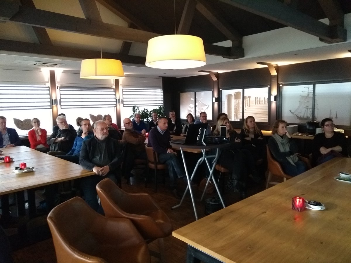 JanSineZijlstra's tweet photo. Nieuwe gemeenteraad @noardeast #Fryslân bijgepraat over @HolwerdaanZee #BoerenMetenWater @LivingLabHaZ #transitie van beide veerdammen, @senseofplace18 en de verbinding met #Dokkum. @SytzeDijkstra @tineke_toren @estherannema dank voor de uitnodiging. https://t.co/MFQ9lougsu