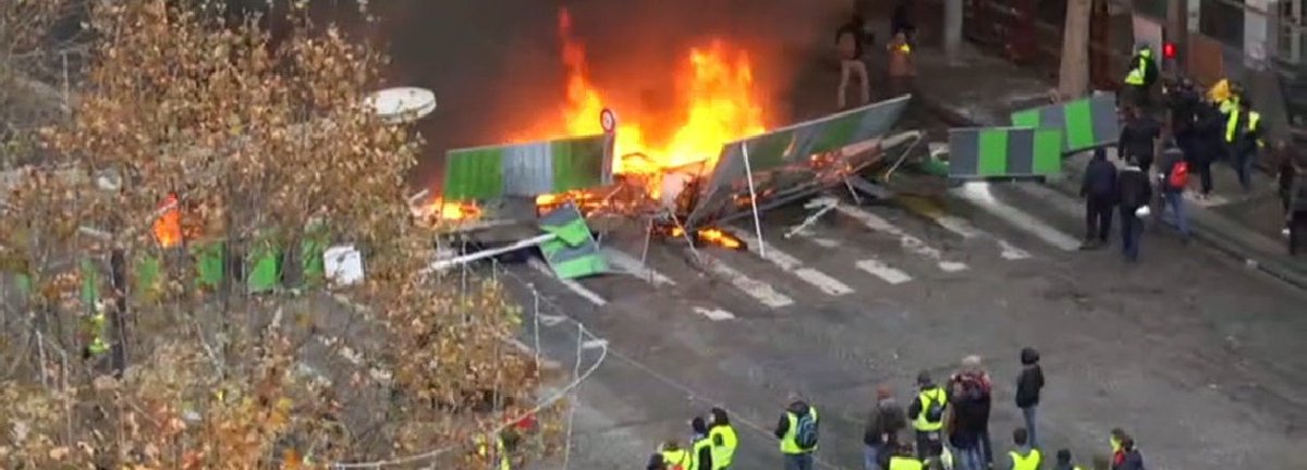 Protests in France - barricades rised in Paris DsxWSmwXcAA_m-e