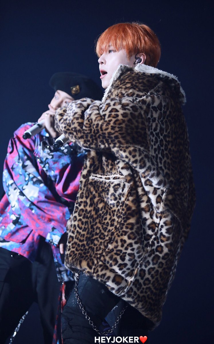HeyJoker_1219's tweet photo. 181124 첫콘 
🤫비밀을 지킬게용😘～
#하이라이트 #용준형 #YONGJUNHYUNG #소나기 #GOODBYE20 #잘지내줘 #하이라이트_잘지내줘 https://t.co/XmNuevi5ar