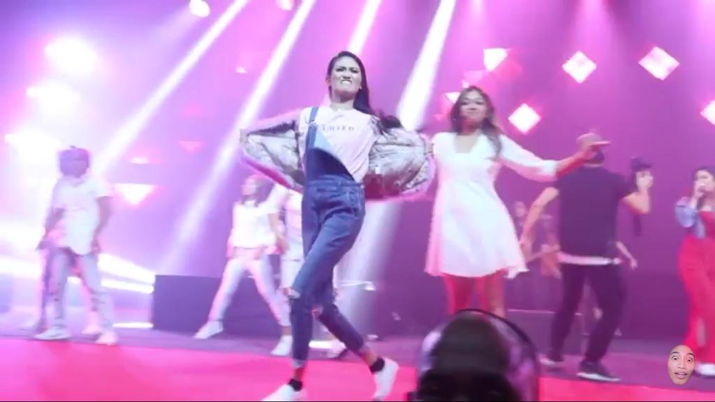 pammyswing's tweet image. GAANO KA KA-PROUD BILANG ISANG #PAMILY?? 

ME: @phamswing #PAM1LLION