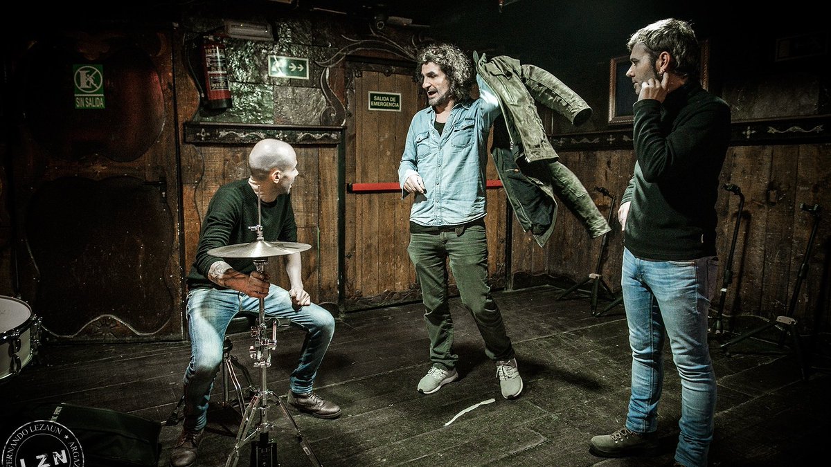 vuelo505oficial's tweet photo. Estamos volviendo a casa después del concierto de ayer en #Zamora. Lo mejor de la Música es la gente con la que compartes el camino...
Foto by Fernando Lezaun con Iñaki "Uoho" Antón (Extremoduro, Platero y tú, Inconscientes)
@leomdebuda 
@DromedarioRock 
#NoHayHistoriasDeFracaso https://t.co/BHmbccS9uD