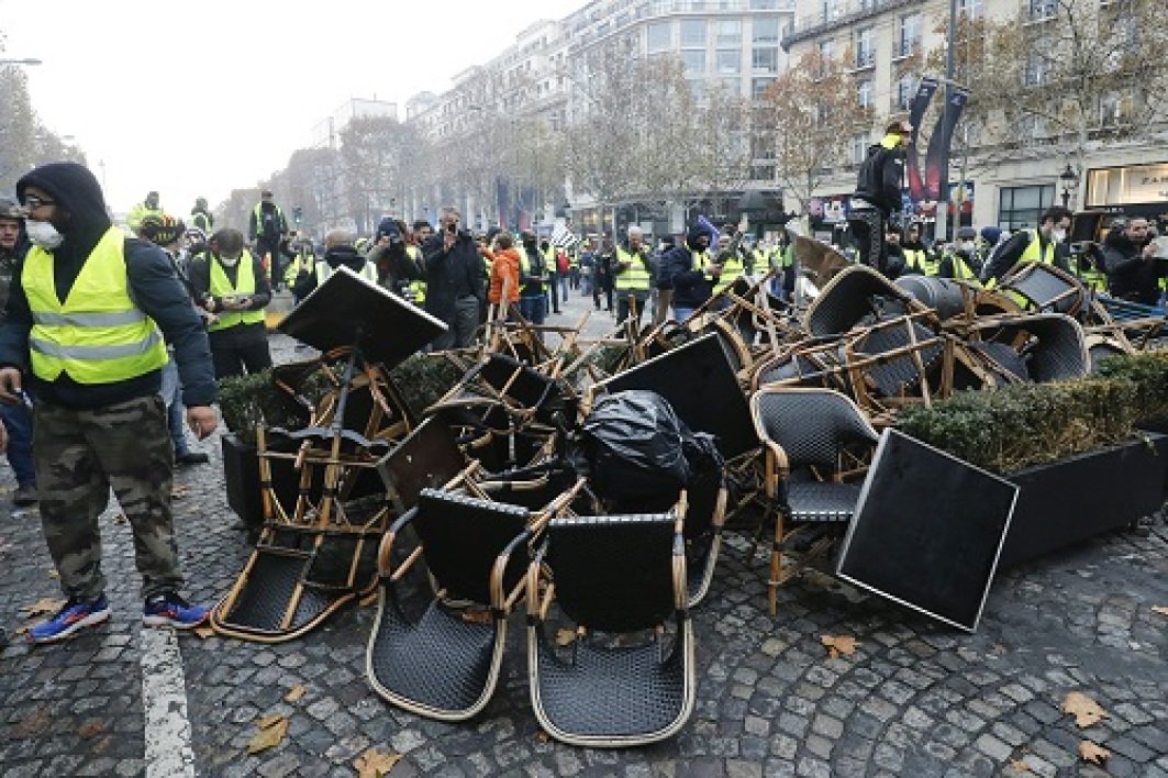 Protests in France - barricades rised in Paris DsxZDepWwAA8iB_