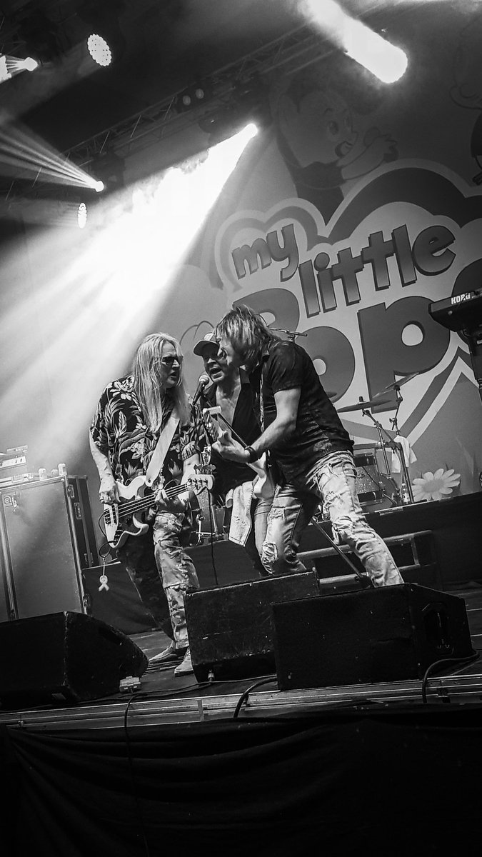 580 km ajoin työpäivän päätteeksi Vuokattiin ja kyllä kannatti. #Popeda jakoi hyvää mieltä taas roppakaupalla hyvän keikan muodossa. 😊 <a href="/CostiPopeda/">Costi Hautamäki</a> #vuokatti #winteropen #