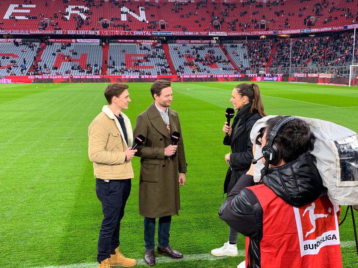 .<a href="/RickOkon/">rick okomenta</a> und <a href="/AugustWittgen/">August Wittgenstein</a> besuchen heute <a href="/EstherSedlaczek/">Esther Sedlaczek</a> beim Spiel #fcbf95 #skybuli Viel Spaß mit der Bundesliga und „Das Boot“ auf Sky. #DasBoot ⚓️⚽️