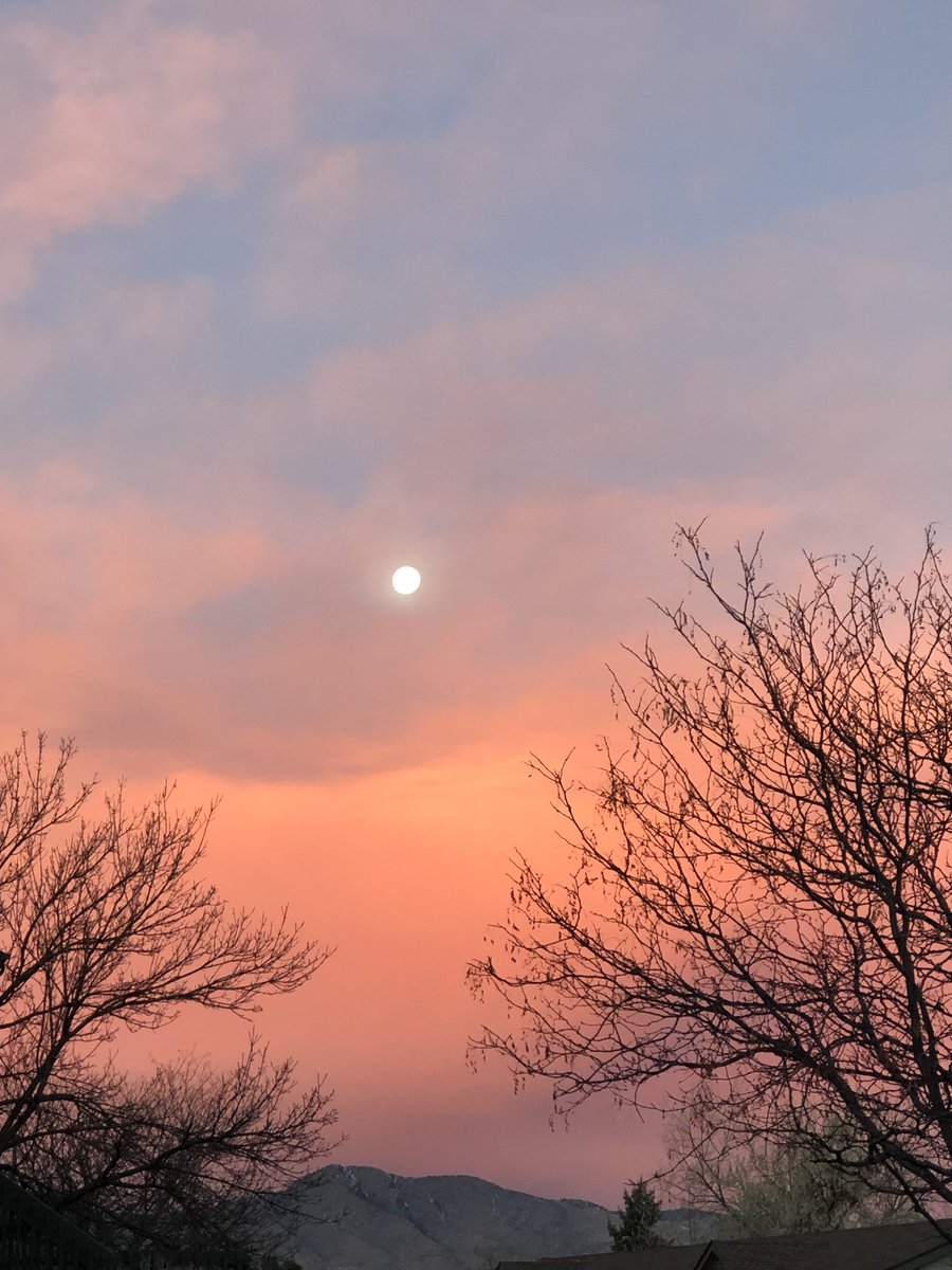 Justimajenn's tweet photo. The moon is so pretty at 6:30 in the morning. Now time for bed. #ColoradoSky #NoFilter #SkyObsession #NightShifts https://t.co/qYbGNny9K0