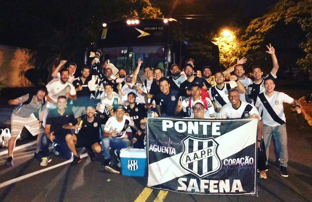 MacacosMundo's tweet photo. Macacada chegando a Florianópolis para a decisão deste sábado (24/11/18) entre @AvaiFC e @aapp_oficial
#PontePreta #aapp 🏴🏳️ 
#brazilianfootballteam ⚽🇧🇷
#macacospelomundo🌍
#macacaquerida 💪🏿🦍
#euvouaondevaiamacaca  #FLORIPONTE https://t.co/lUqzy8SPd0