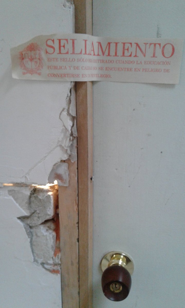 Abiliopena's tweet photo. La justa lucha Noviolenta de lxs estudiantes de Educación Superior. Corficolombiana de Sarmiento Angulo, el de Odebrecht y el Fiscal pretende comprar estas sedes de la U Nal. Por eso la ruina? @unes @DCoronell @ALCNoticias_Esp @Sicsal1980 @IvanCepedaCast @JERobledo @petrogustavo https://t.co/KXlBpoQYjq