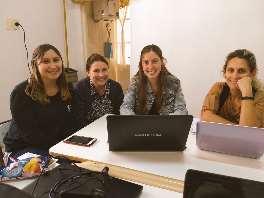 ciierauch's tweet photo. #Rauch #sábadobahe #TIC @BaheDfc En nuestra sede docentes de distintos niveles y modalidades, programan juegos para implementar actividades lúdicas en el aula. Capacitadora @elvitakehler @equipocoordciie @jef_rauch @CEscolarRauch https://t.co/Aht2oCSxH8