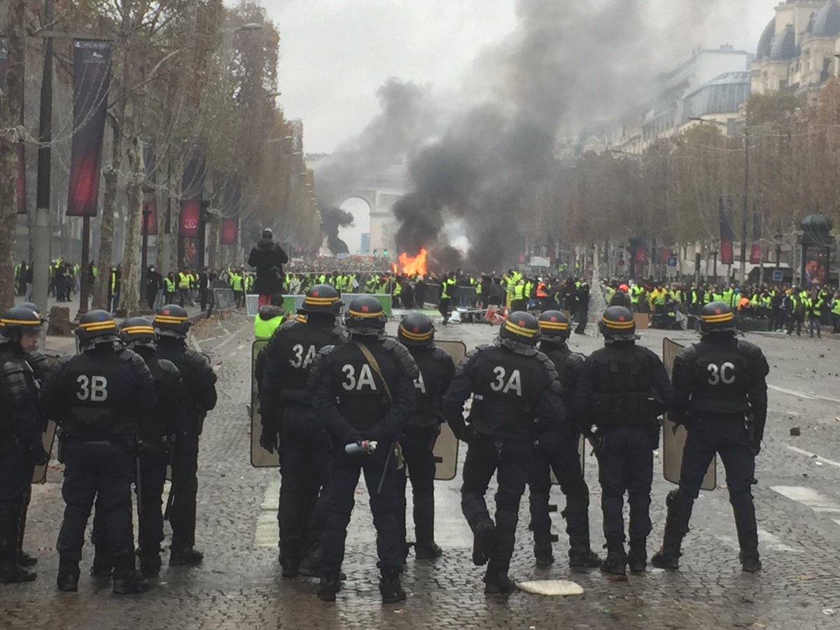 Protests in France - barricades rised in Paris DsxfbU7XcAE1IHX