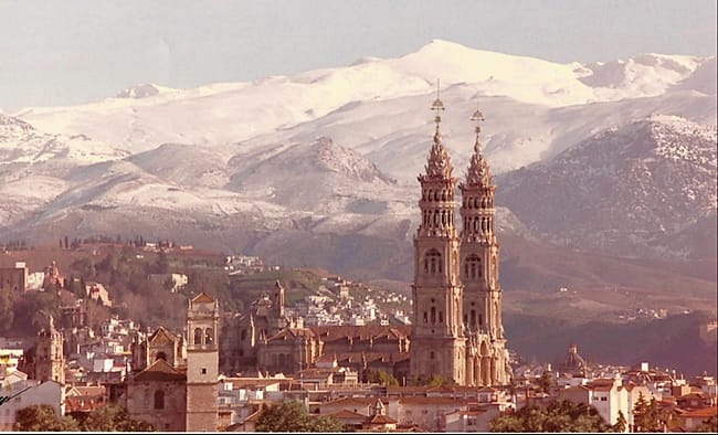 PlanesGranada's tweet photo. Este sería el aspecto que tendría la Catedral de Granada, de haber sido acabada según el proyecto ideado por Diego de Siloe en 1528.

Dibujo y fotomontaje de Juan López Fernández/ Gabilondis.

#PlanesGranada https://t.co/aID7BHluOz