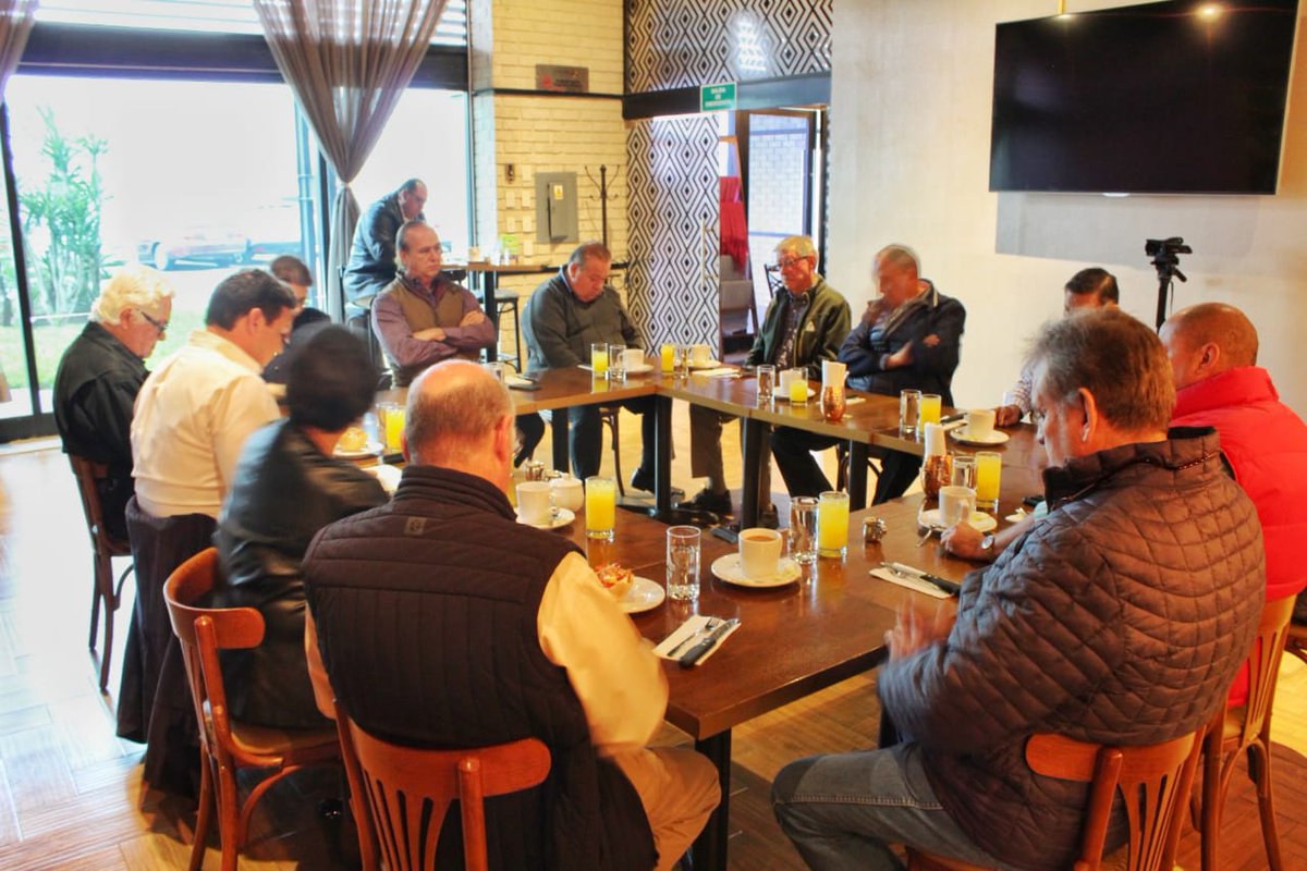 Por 40 años ustedes han escrito las páginas de los triunfos del Partido Revolucionario Institucional en #Torreón y en #Coahuila.

Gracias a los expresidentes municipales y los expresidentes de mi partido por su acompañamiento y consejo, pero sobretodo por mantenerse la 1ra. línea