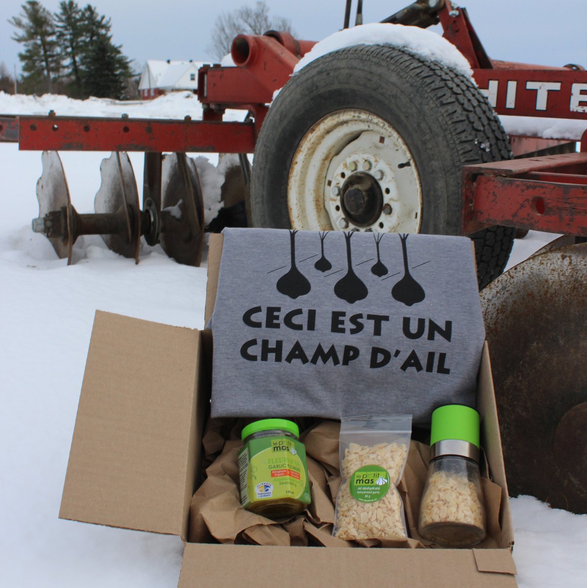 LePetitMas's tweet photo. ❄️👩‍🌾 Session de photos de nos ensembles cadeaux directement dans notre environnement de vie 1/5.
https://t.co/NXIRB8lMZY
#Sansfiltre #Agrimom #Agriculture #ValleedelaCoaticook #AilduQuebec #Fleursdail #AilAilAil #Fermentation https://t.co/v8pfMHdxAP