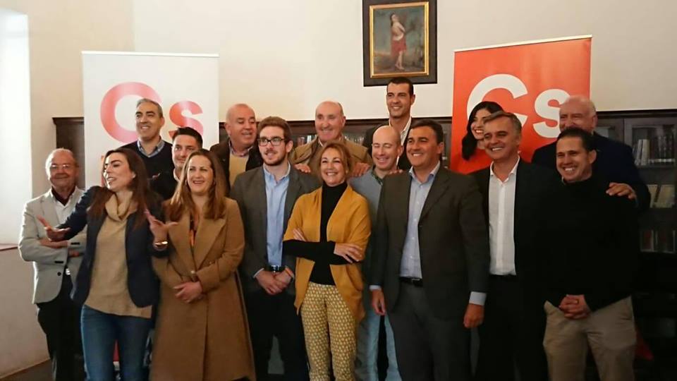 CsAntequera's tweet photo. Magnífico y excelente encuentro Ciudadano en nuestra ciudad #Antequera con nuestros candidatos al Parlamento andaluz, Maria José Torres,@WhCarlos @TeresaPardoCs 
Iniciamos el cambio ciudadano por #Andalucía y los Andaluces.
🍊🍊💪💪 #AhoraSíCs #AhoraSiEsPosible https://t.co/wtd5gnabRS